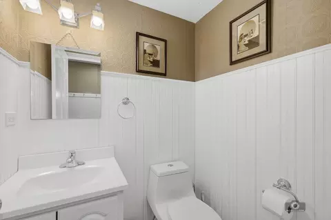 Bath - 619 E Bauer Rd, Naperville, IL 60563 photo 1 of 2