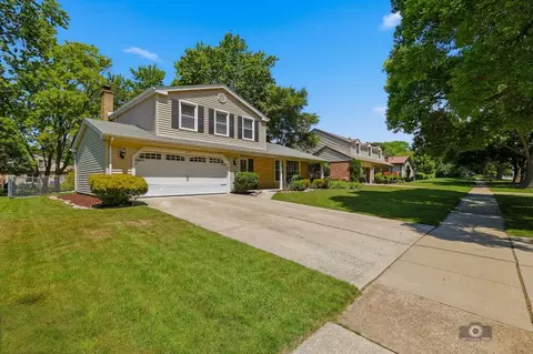 Exterior - 619 E Bauer Rd, Naperville, IL 60563 photo 2 of 10