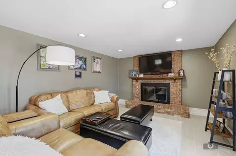 Living - 619 E Bauer Rd, Naperville, IL 60563 photo 3 of 3