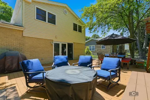 Exterior - 619 E Bauer Rd, Naperville, IL 60563 photo 5 of 10