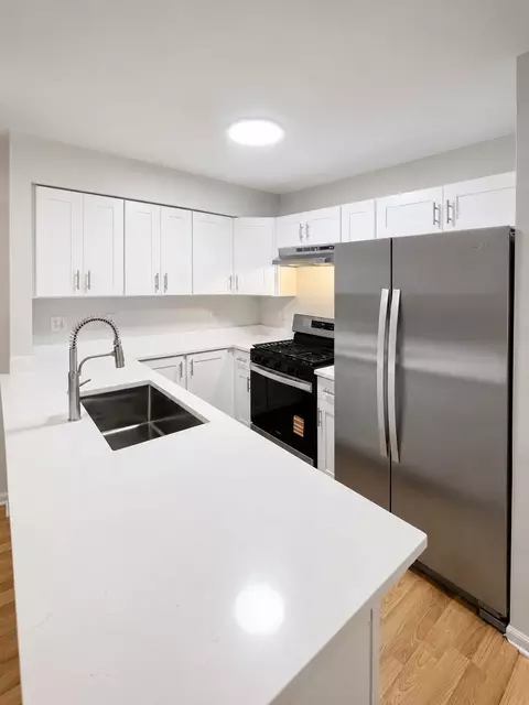 Kitchen - 2309 Dawson Ln, Algonquin, IL 60102 photo 3 of 6