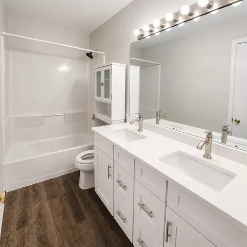Bath - 2309 Dawson Ln, Algonquin, IL 60102 photo 2 of 2