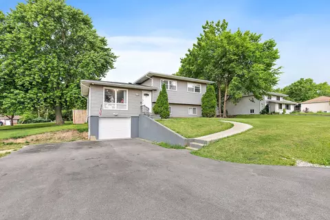 140 Skyline Dr, Carpentersville, IL 60110