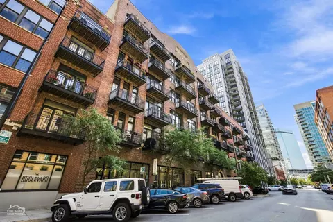 375 W Erie St #221, Chicago, IL 60654