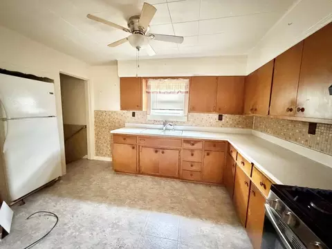 Kitchen - 14613 Avers Ave, Midlothian, IL 60445 photo 1 of 2