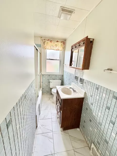 Bath - 14613 Avers Ave, Midlothian, IL 60445 photo 1 of 1