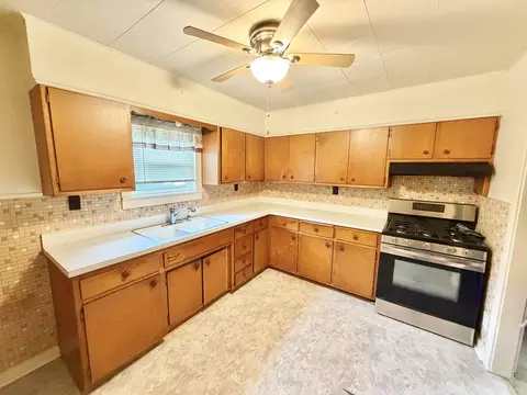 Kitchen - 14613 Avers Ave, Midlothian, IL 60445 photo 2 of 2