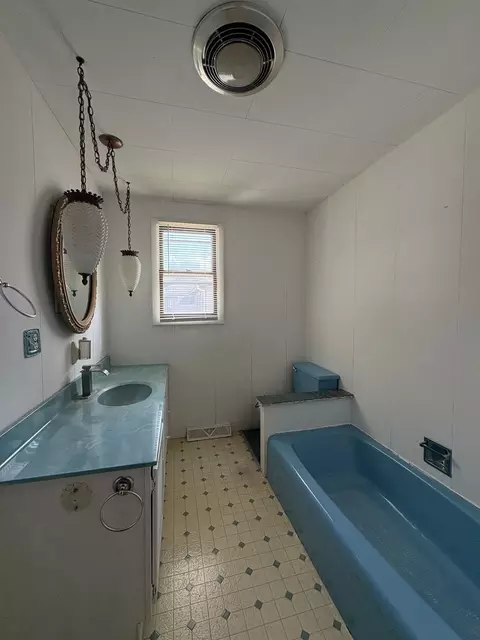 Bath - 1423 Pulaski St, Peru, IL 61354 photo 1 of 4
