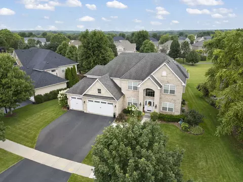1122 Clearwater Dr, Yorkville, IL 60560