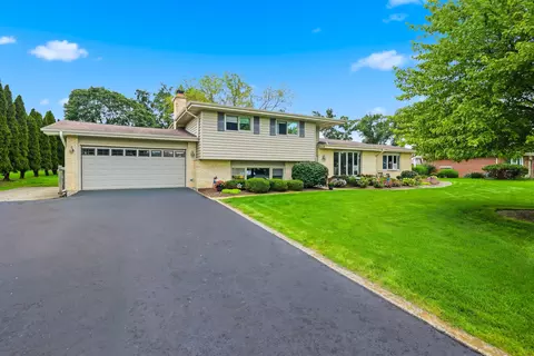 22 W375 Walnut Ave, Medinah, IL 60157