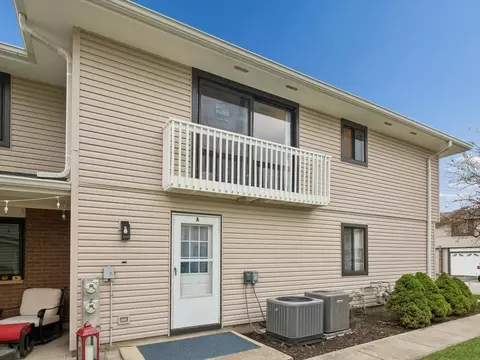135 Fairlane Ct #A, Bloomingdale, IL 60108