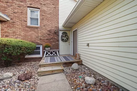 Exterior - 1546 Hunt Dr #B, Normal, IL 61761 photo 3 of 7
