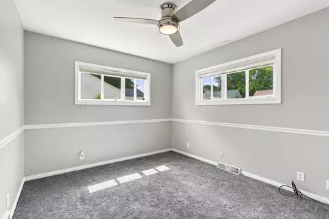 Bedroom - 915 42nd St, Moline, IL 61265 photo 3 of 4