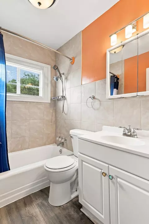 Bath - 915 42nd St, Moline, IL 61265 photo 2 of 2