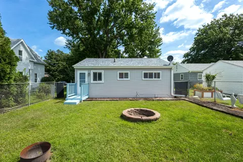 Exterior - 915 42nd St, Moline, IL 61265 photo 3 of 6