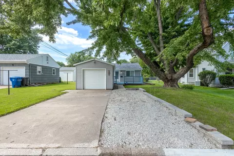 Exterior - 915 42nd St, Moline, IL 61265 photo 1 of 6