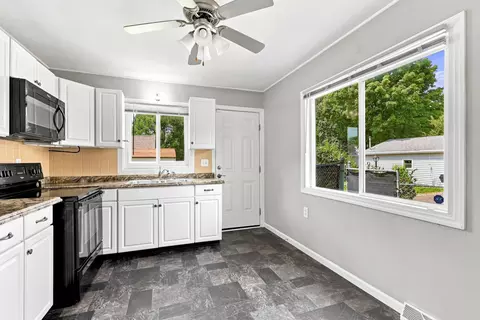 Kitchen - 915 42nd St, Moline, IL 61265 photo 2 of 3