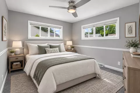 Bedroom - 915 42nd St, Moline, IL 61265 photo 2 of 5
