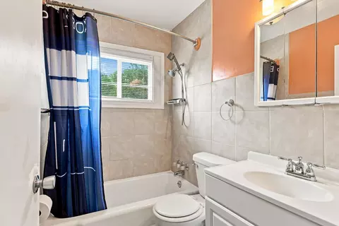 Bath - 915 42nd St, Moline, IL 61265 photo 1 of 2