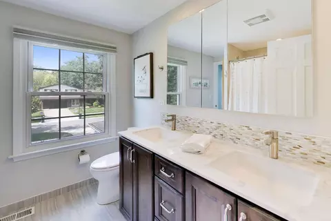Bath - 3331 Maple Leaf Dr, Glenview, IL 60026 photo 4 of 6