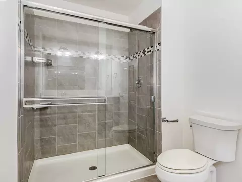 Bath - 4154 Irving Rd, Aurora, IL 60504 photo 2 of 4