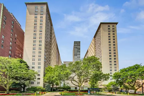 3950 N Lake Shore Dr #2202, Chicago, IL 60613