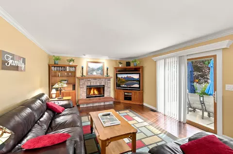 Living - 820 Southwick Dr, Algonquin, IL 60102 photo 4 of 5