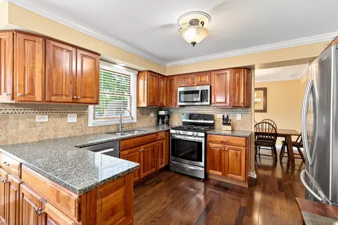 Kitchen - 820 Southwick Dr, Algonquin, IL 60102 photo 1 of 3