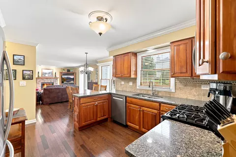 Kitchen - 820 Southwick Dr, Algonquin, IL 60102 photo 2 of 3
