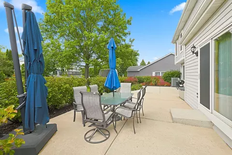 Exterior - 820 Southwick Dr, Algonquin, IL 60102 photo 3 of 7
