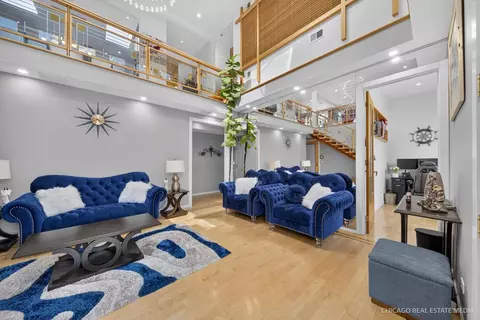 Living - 8650 W Davis St, Des Plaines, IL 60016 photo 2 of 5