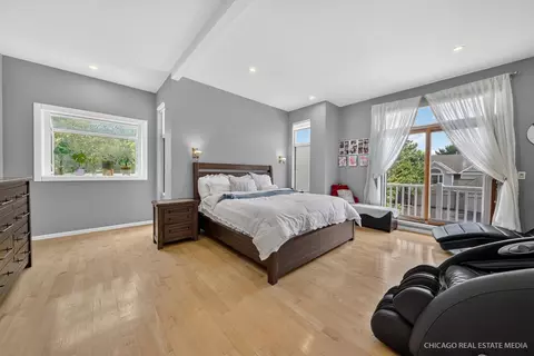 Bedroom - 8650 W Davis St, Des Plaines, IL 60016 photo 1 of 4