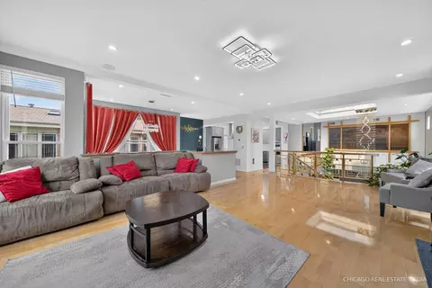 Living - 8650 W Davis St, Des Plaines, IL 60016 photo 5 of 5