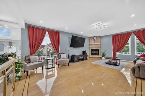 Living - 8650 W Davis St, Des Plaines, IL 60016 photo 4 of 5