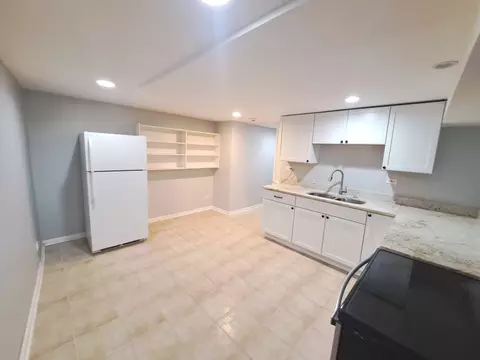 Kitchen - 8650 W Davis St, Des Plaines, IL 60016 photo 5 of 5
