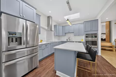 Kitchen - 8650 W Davis St, Des Plaines, IL 60016 photo 2 of 5