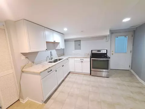 Kitchen - 8650 W Davis St, Des Plaines, IL 60016 photo 4 of 5
