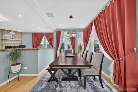 Dining - 8650 W Davis St, Des Plaines, IL 60016 photo 2 of 4