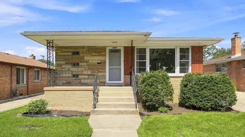 2844 W 99th St, Evergreen Park, IL 60805