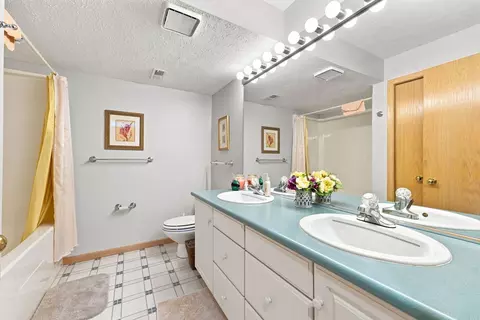 Bath - 4025 36th Ave Ct Ave, Moline, IL 61265 photo 3 of 3