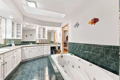 Bath - 4025 36th Ave Ct Ave, Moline, IL 61265 photo 2 of 3