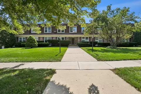 350 Brainerd Ave #1B, Libertyville, IL 60048