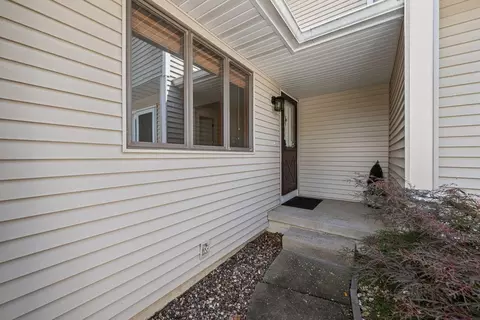 3283 Johnathan Ave #3283, Bettendorf, IA 52722