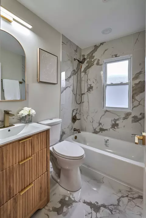 Bath - 5347 S 73 Ave, Summit, IL 60501 photo 1 of 2