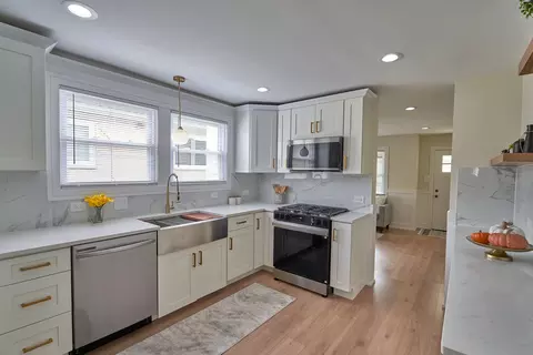 Kitchen - 5347 S 73 Ave, Summit, IL 60501 photo 2 of 2