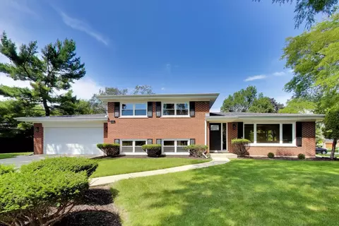 910 E Kimber Ln, Arlington Heights, IL 60005