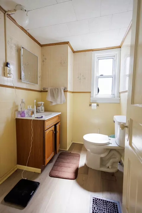 Bath - 341 S 5th Ave, Kankakee, IL 60901 photo 4 of 6
