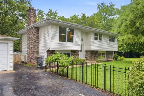 27 W440 Central Ave, Warrenville, IL 60555