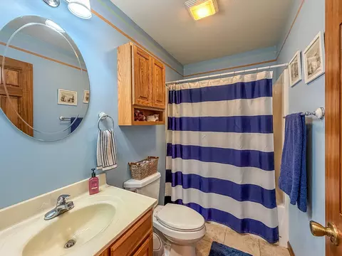 Bath - 2309 E Lakeview Dr, Casey, IL 62420 photo 3 of 6