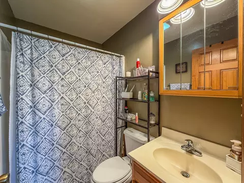 Bath - 2309 E Lakeview Dr, Casey, IL 62420 photo 1 of 6